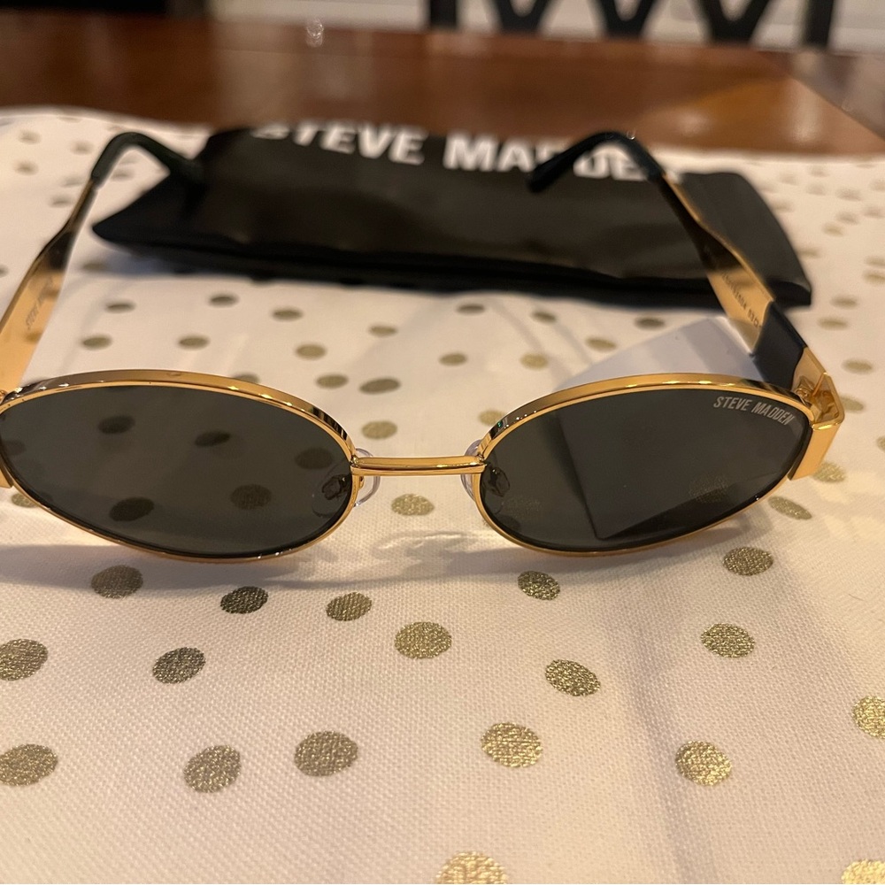 Steve Madden Gold Oval Sunglasses with Black Lenses New with Case - Picture 2 of 4